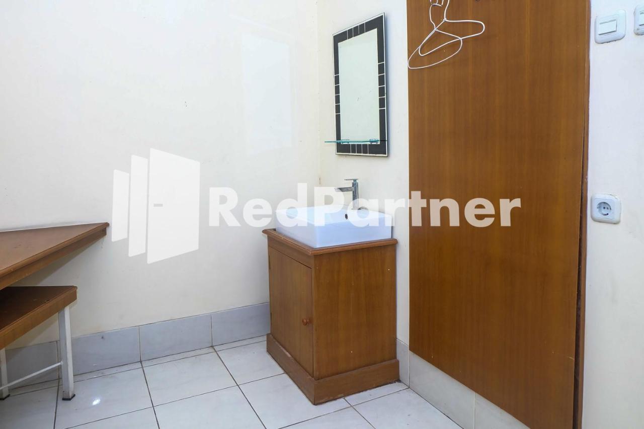 Oyo 2675 Sebelas Syariah Hotel 2*