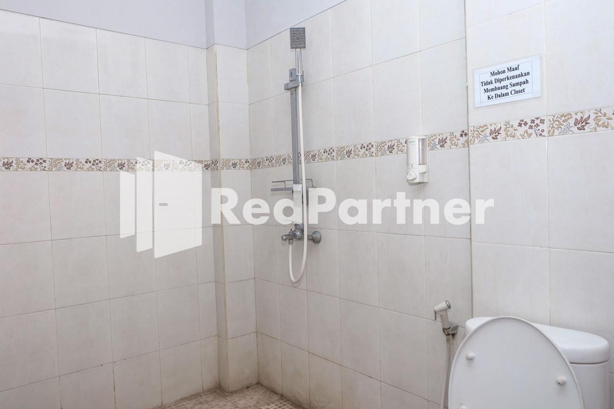 Oyo 2675 Sebelas Syariah Hotel 2*